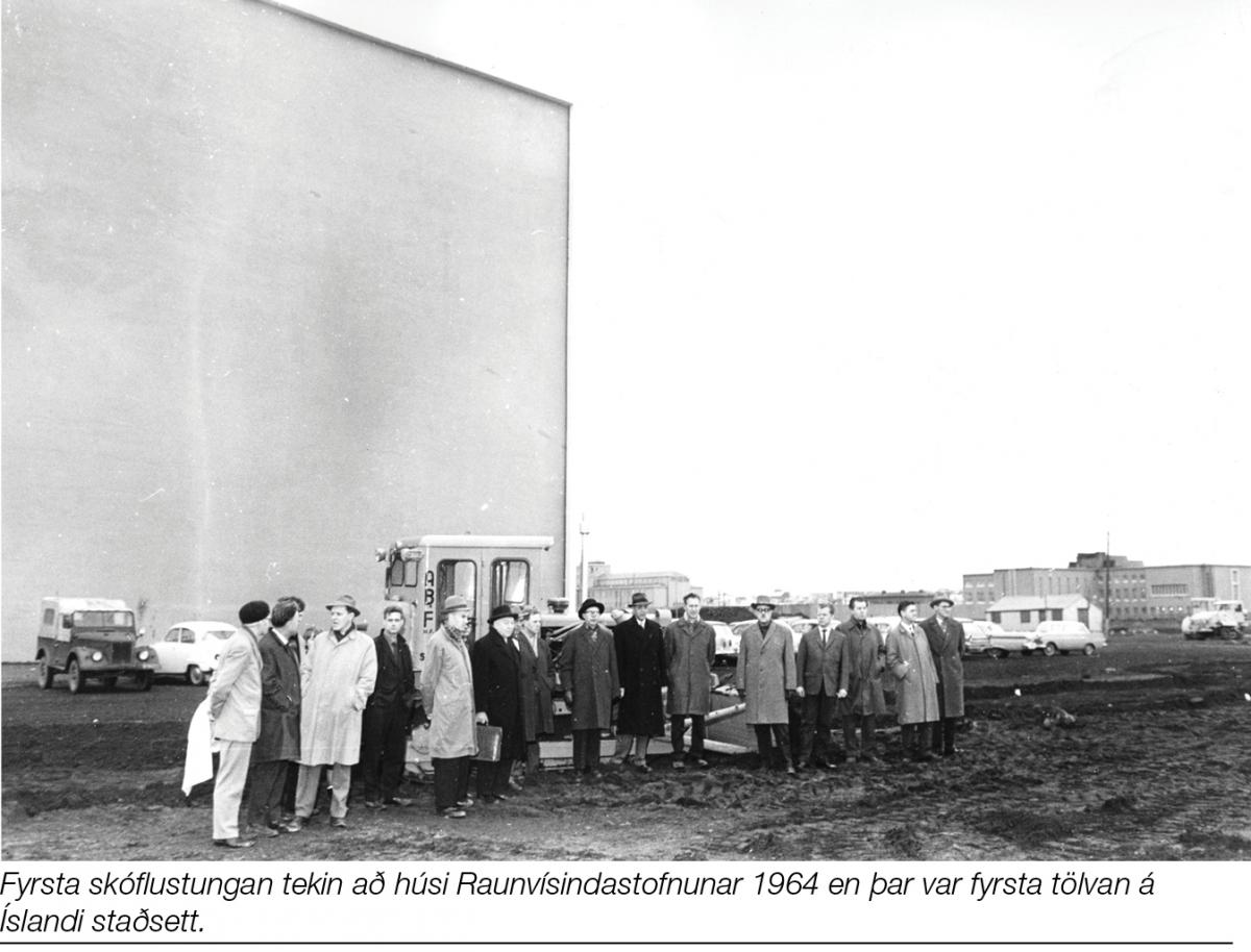 Fyrsta skóflustungan tekin að húsi Raunvísindastofnunar 1964 en þar var fyrsta tölvan á Íslandi staðsett.
